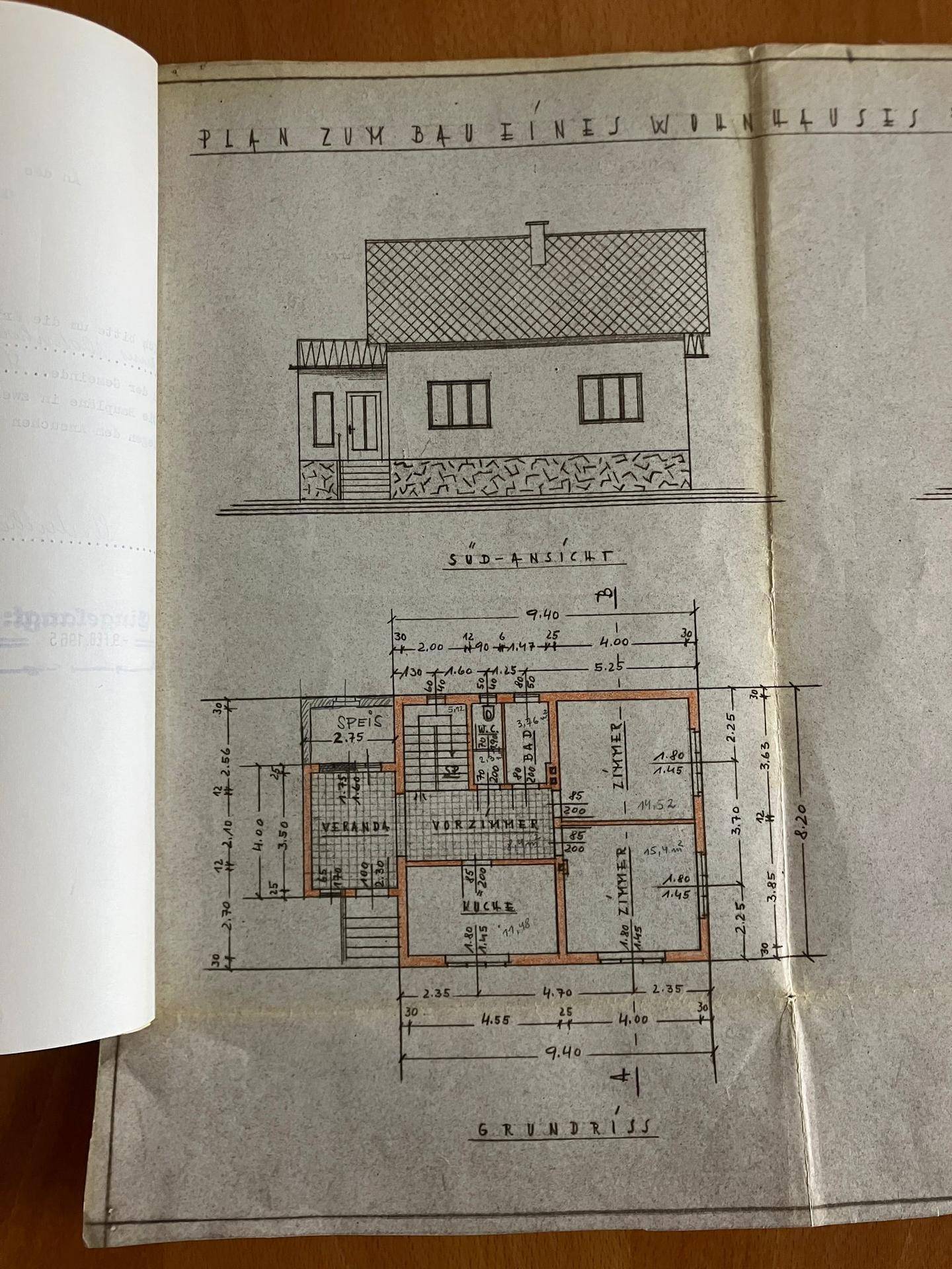 Historischer Grundriss eines Wohnhauses mit Zimmeraufteilung und Maßen.