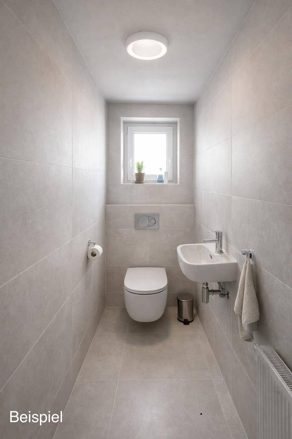 Modernes Gäste-WC mit hellgrauen Fliesen, wandhängendem WC und kleinem Waschbecken.