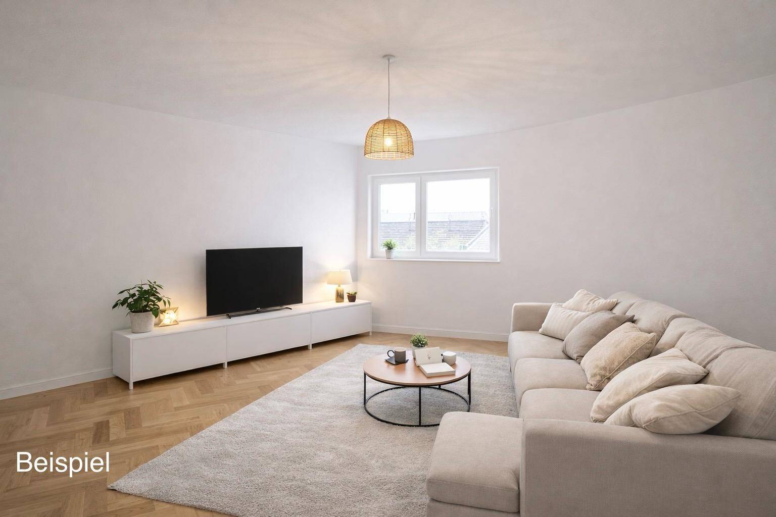 Helles Wohnzimmer mit modernem Sofa, Holzboden und einem großen Fenster, das viel Tageslicht hereinlässt.