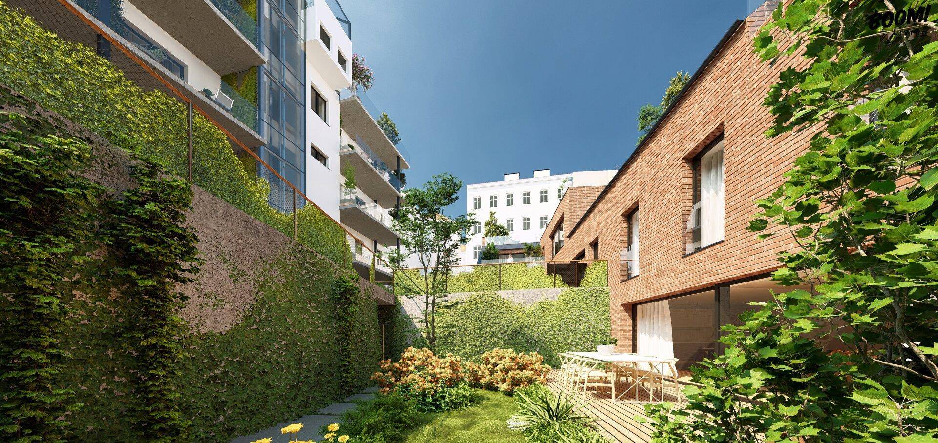 Idyllischer Gartenweg zwischen modernen Gebäuden mit üppiger Bepflanzung und einer Holzterrasse.