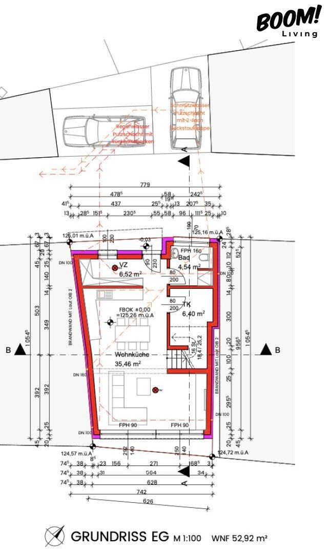 Grundriss des Erdgeschosses mit offener Wohnküche, separatem WC und angrenzenden Parkplätzen.