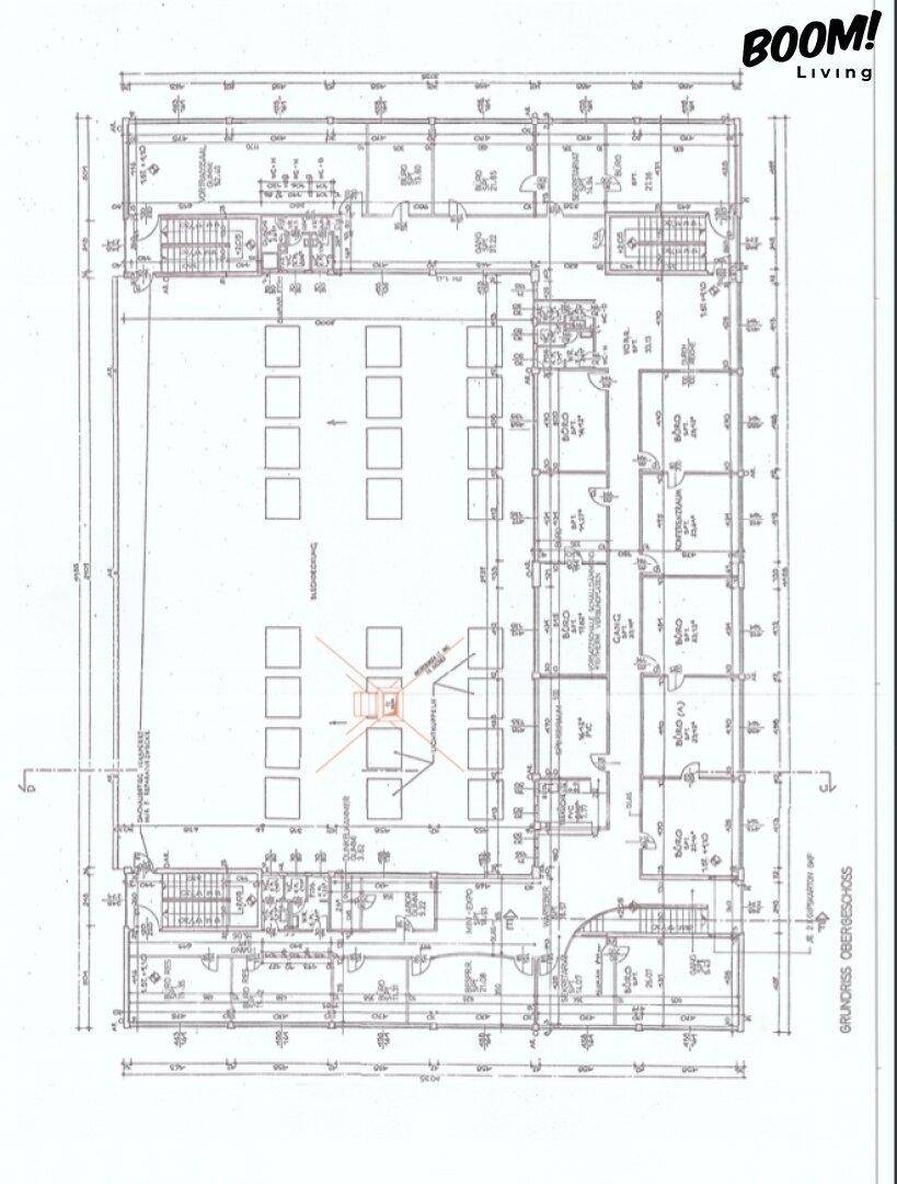 Detaillierter Grundriss eines Obergeschosses mit mehreren Räumen und Treppenhäusern.