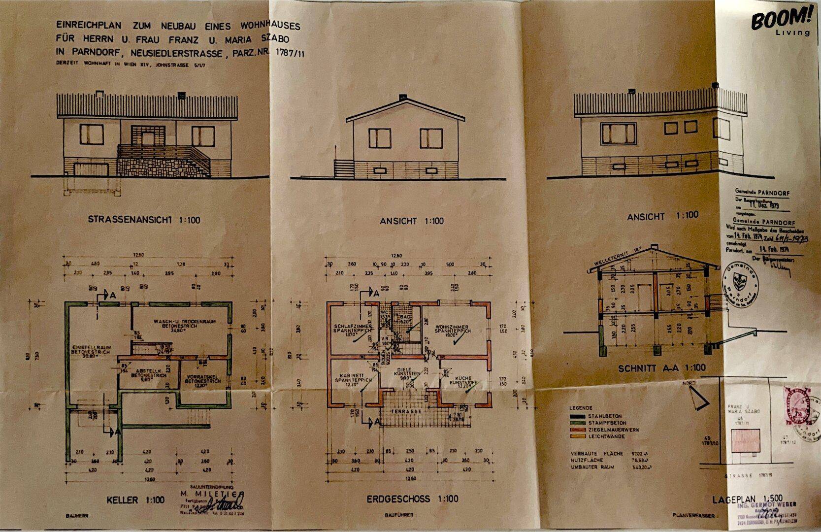 Gefalteter Einreichplan für ein Wohnhaus mit Ansichten, Schnitten und Grundrissen für Keller und Erdgeschoss.