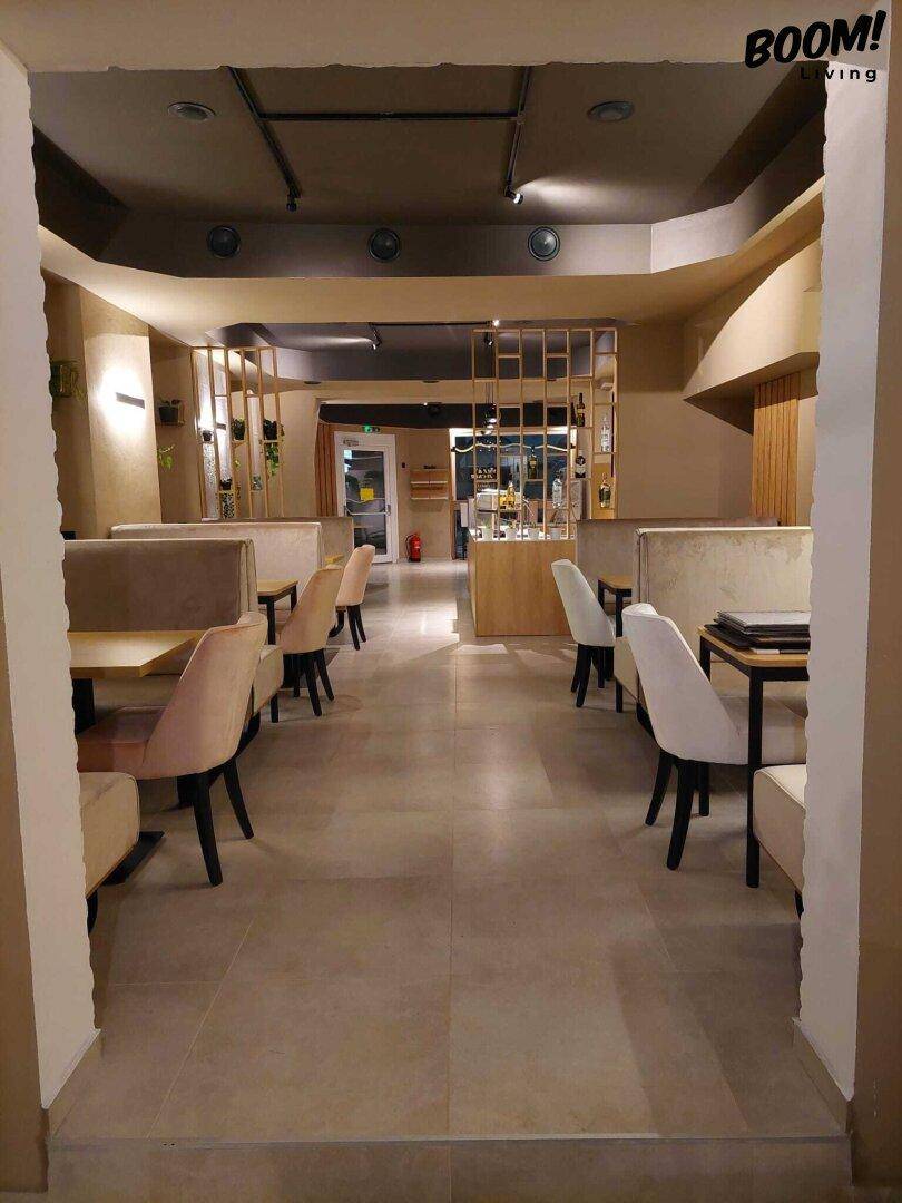 Gemütlicher Essbereich in einem Café oder Restaurant mit gepolsterten Bänken und Tischen.