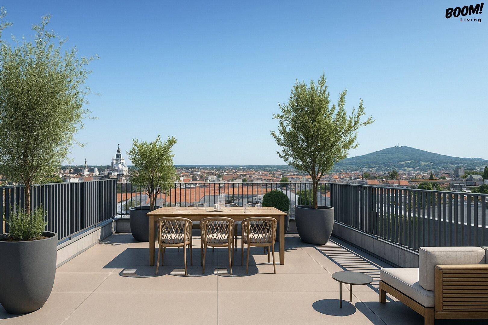 Große Dachterrasse mit Esstisch, Pflanzen und weitem Blick über die Stadt und Berge.