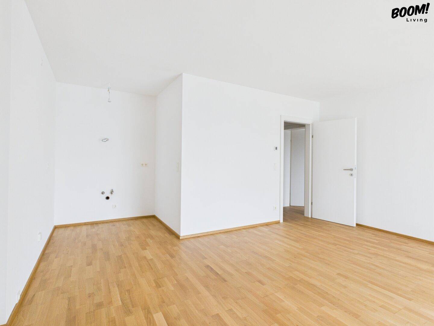 Leerer Raum mit Anschlüssen für eine Küche oder einen Hauswirtschaftsraum.