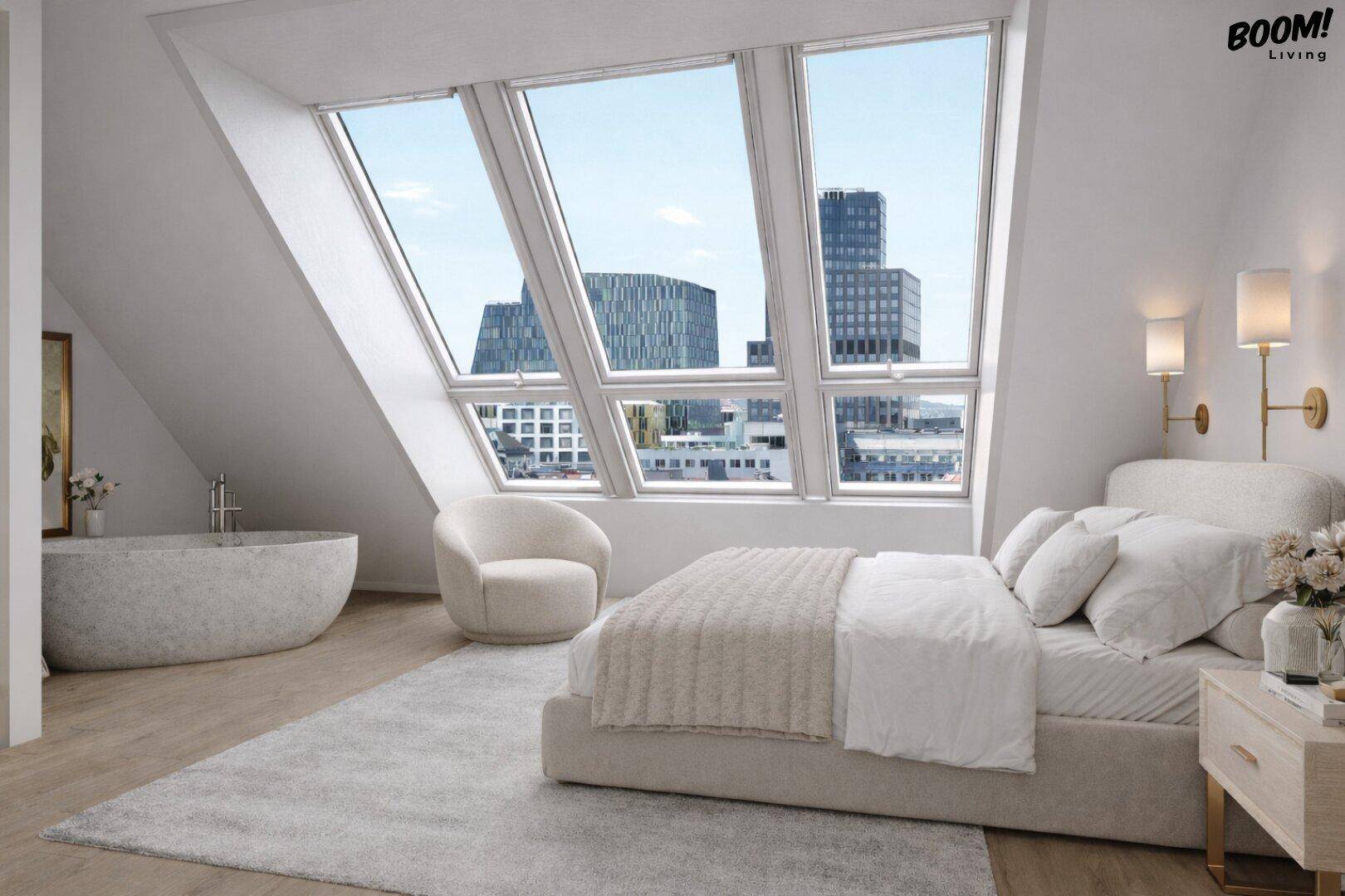 Helles Schlafzimmer im Dachgeschoss mit freistehender Badewanne, großen Dachfenstern und Stadtblick.