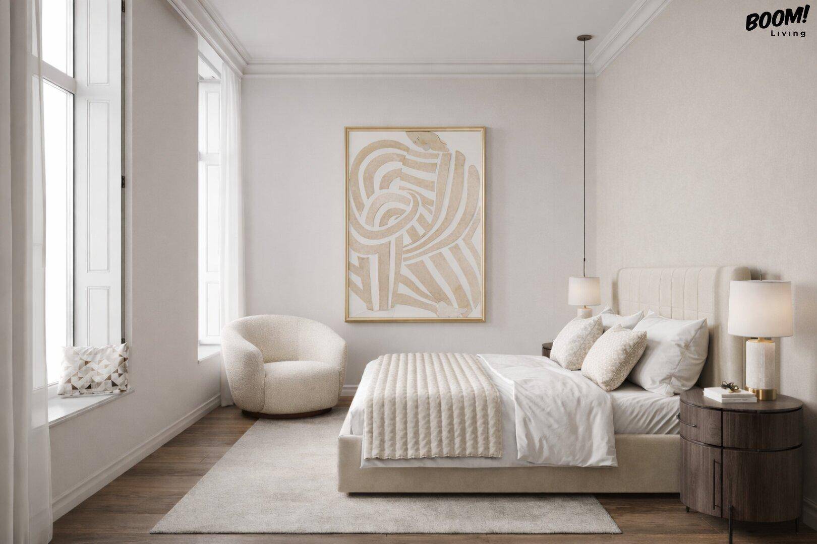 Elegantes Schlafzimmer mit hohen Fenstern, großem Bett und heller, moderner Dekoration.