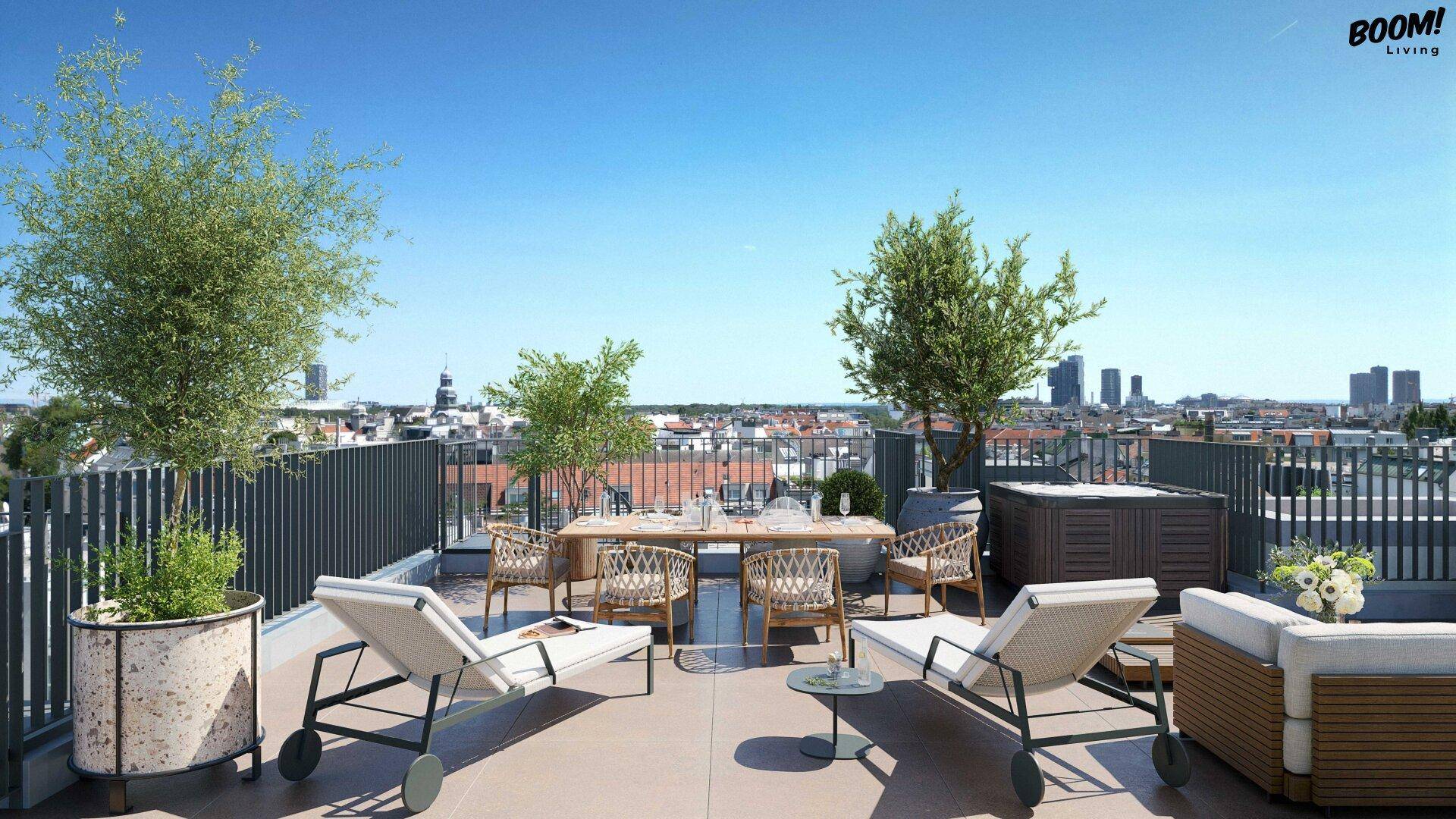 Großzügige Dachterrasse mit Sonnenliegen, Essbereich und weitem Blick über die Stadt.