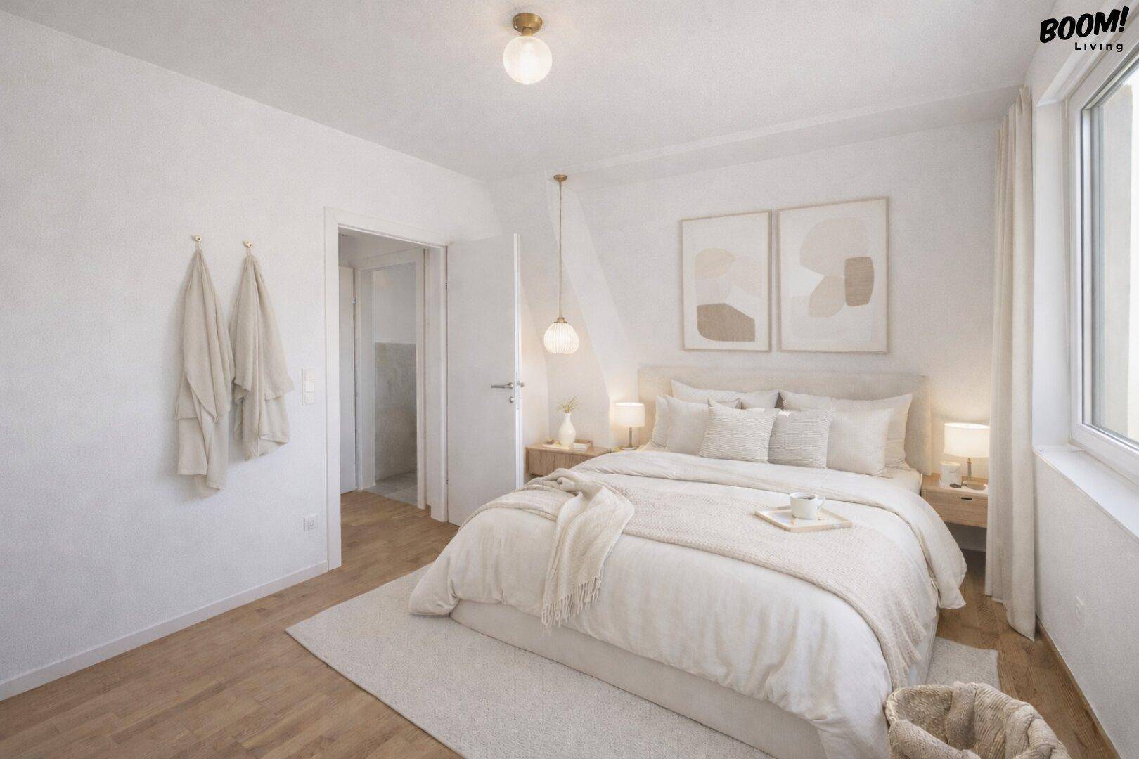 Helles Schlafzimmer in neutralen Tönen mit Holzboden und großem Fenster.