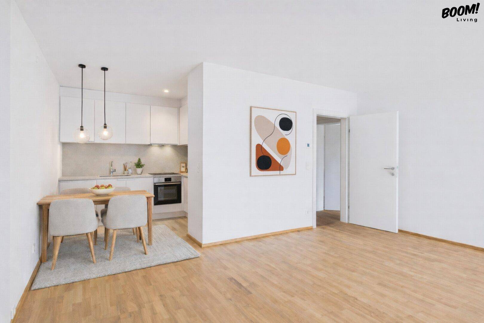 Moderne Einbauküche mit Essbereich und Holzboden in offenem Wohnkonzept.