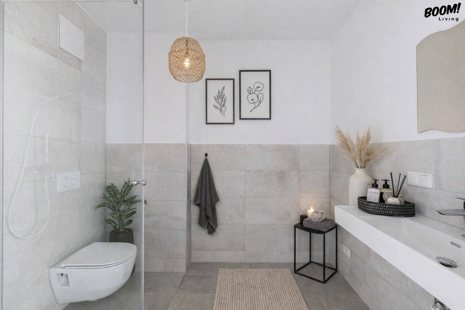 Modernes Badezimmer mit begehbarer Dusche, Wand-WC und stilvollen Fliesen.