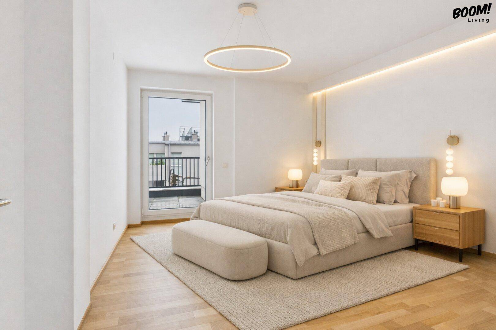 Modernes Schlafzimmer mit Holzboden, indirekter Beleuchtung und Zugang zu einem kleinen Balkon.