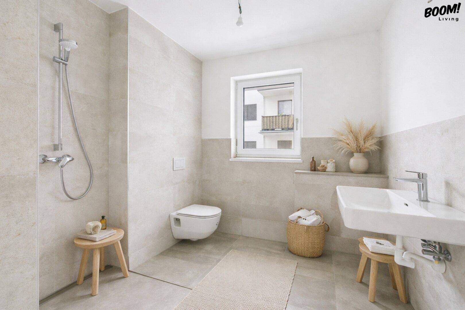 Modernes Badezimmer mit begehbarer Dusche, Wand-WC und Fenster für Tageslicht.