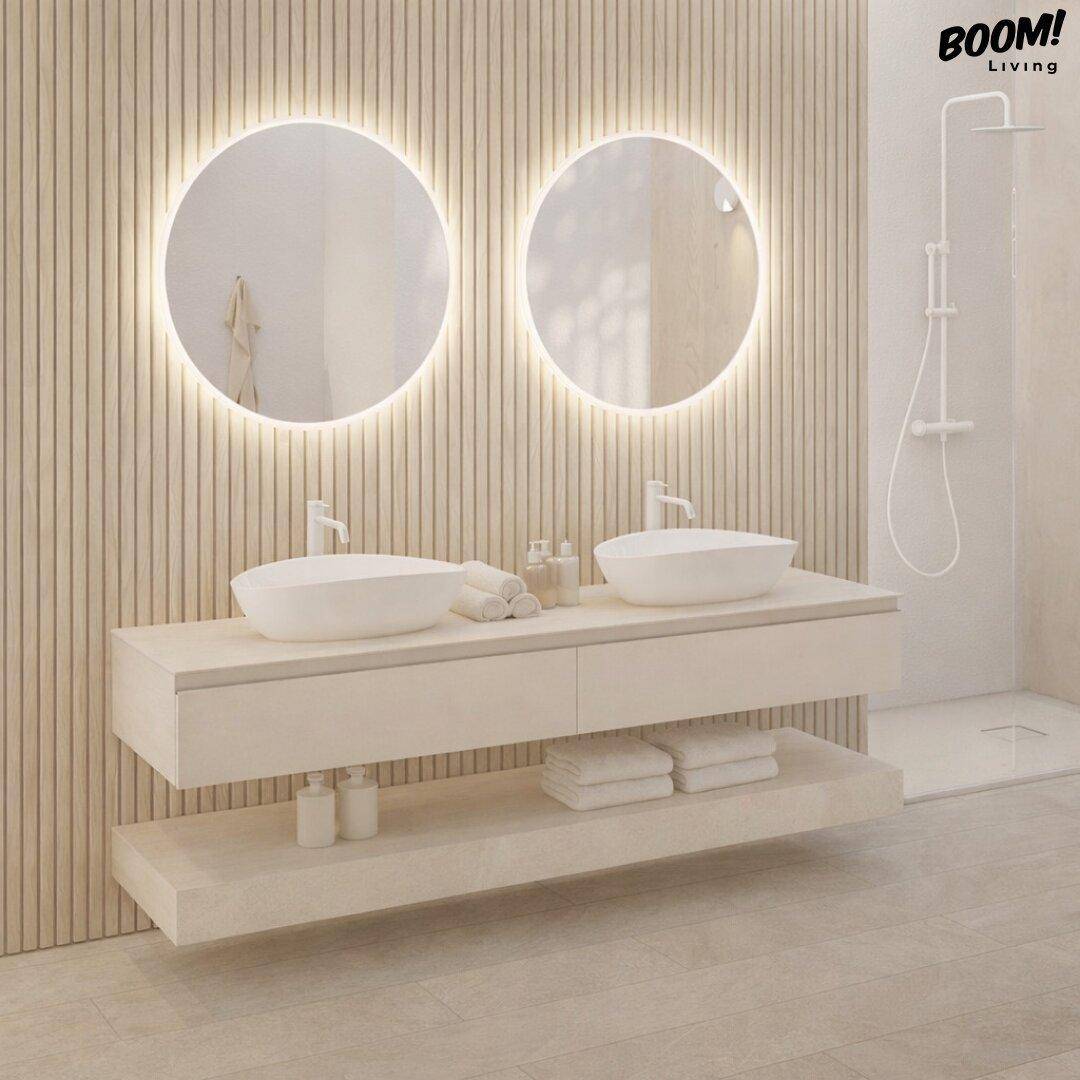 Modernes Badezimmer mit Doppelwaschbecken, beleuchteten Spiegeln, begehbarer Dusche und Handtuchheizkörper.