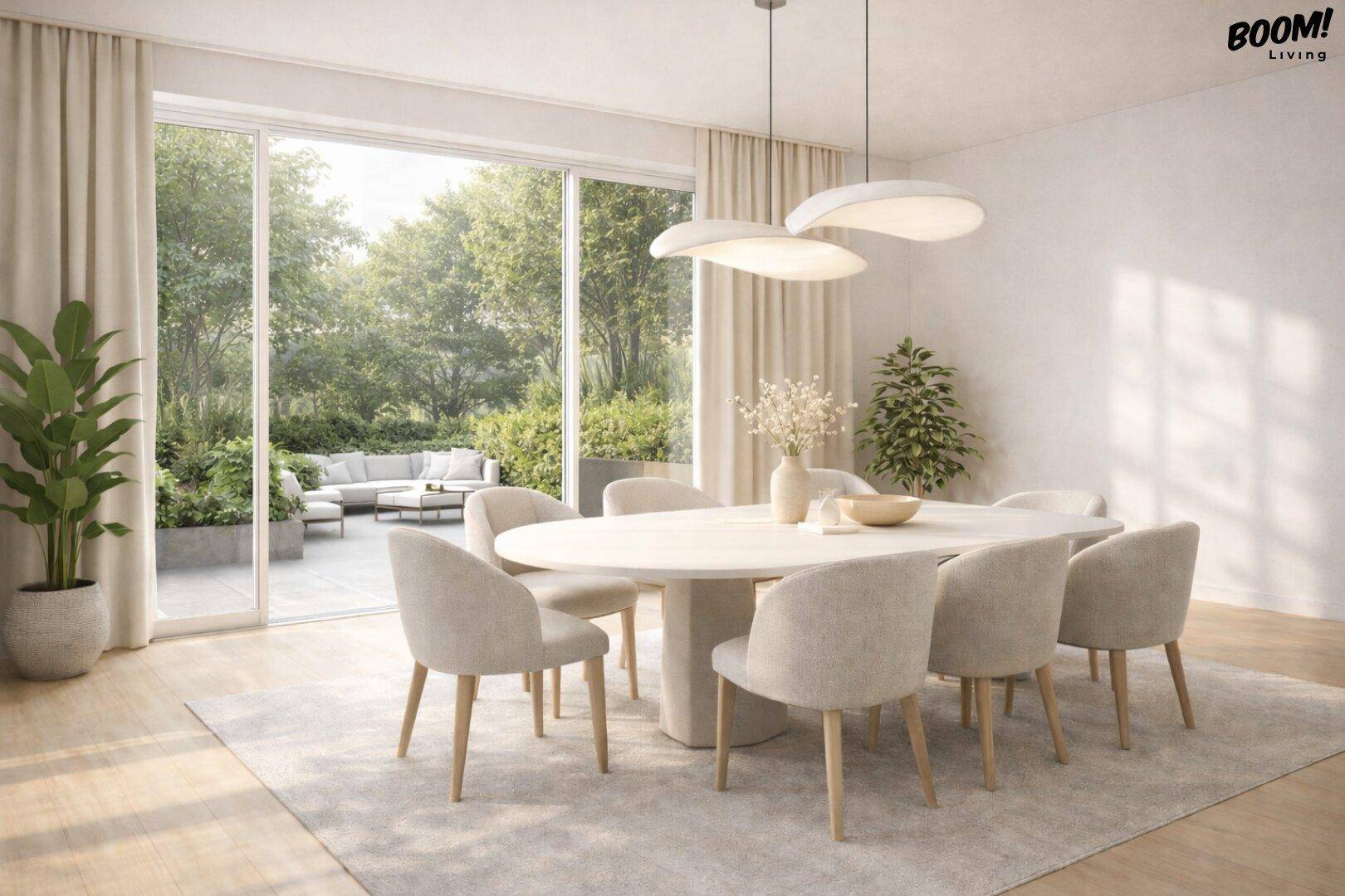 Heller Essbereich mit großem Esstisch, modernen Stühlen und Zugang zur grünen Terrasse.