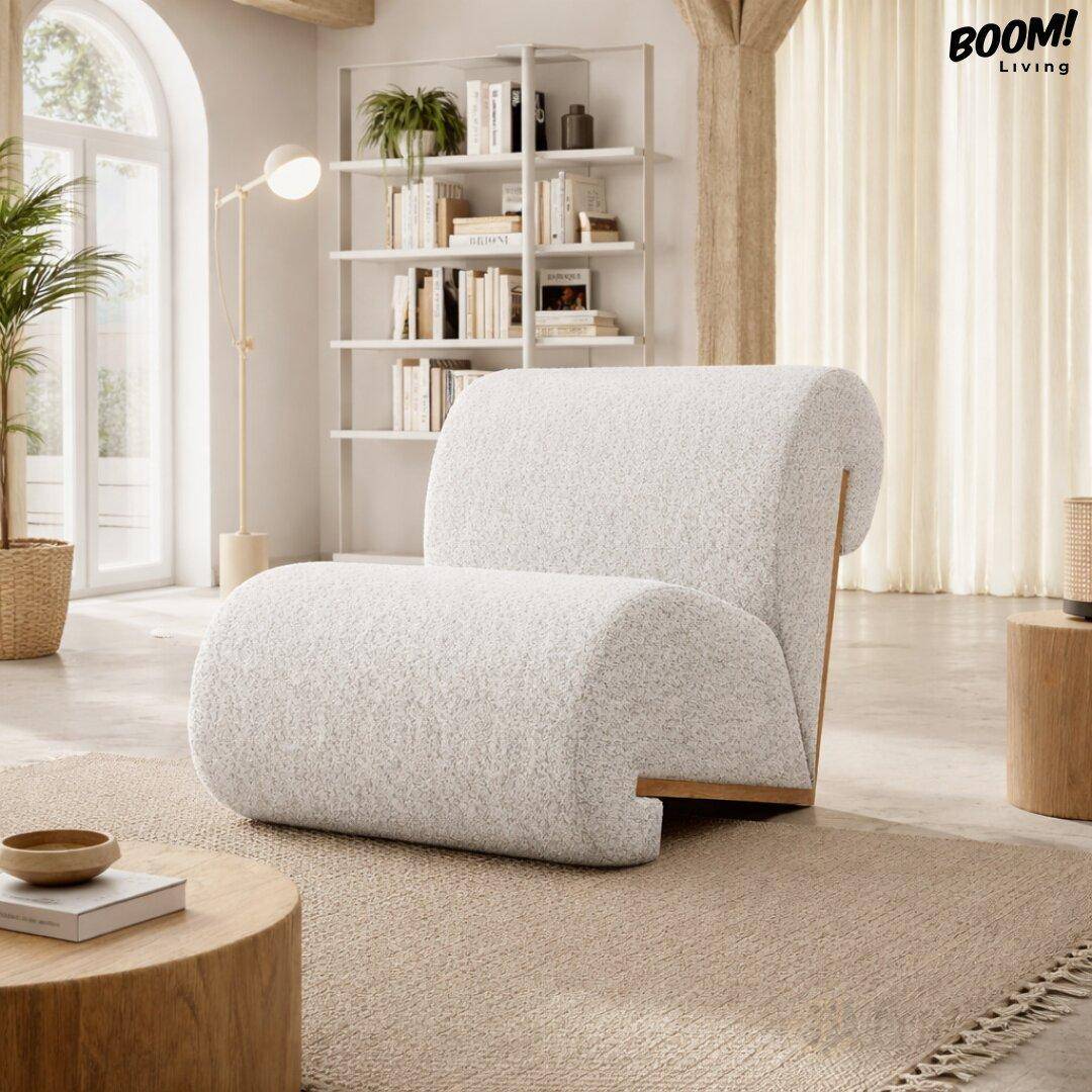 Gemütliches Wohnzimmer mit modernem Sessel, Holzakzenten und großem Bogenfenster.