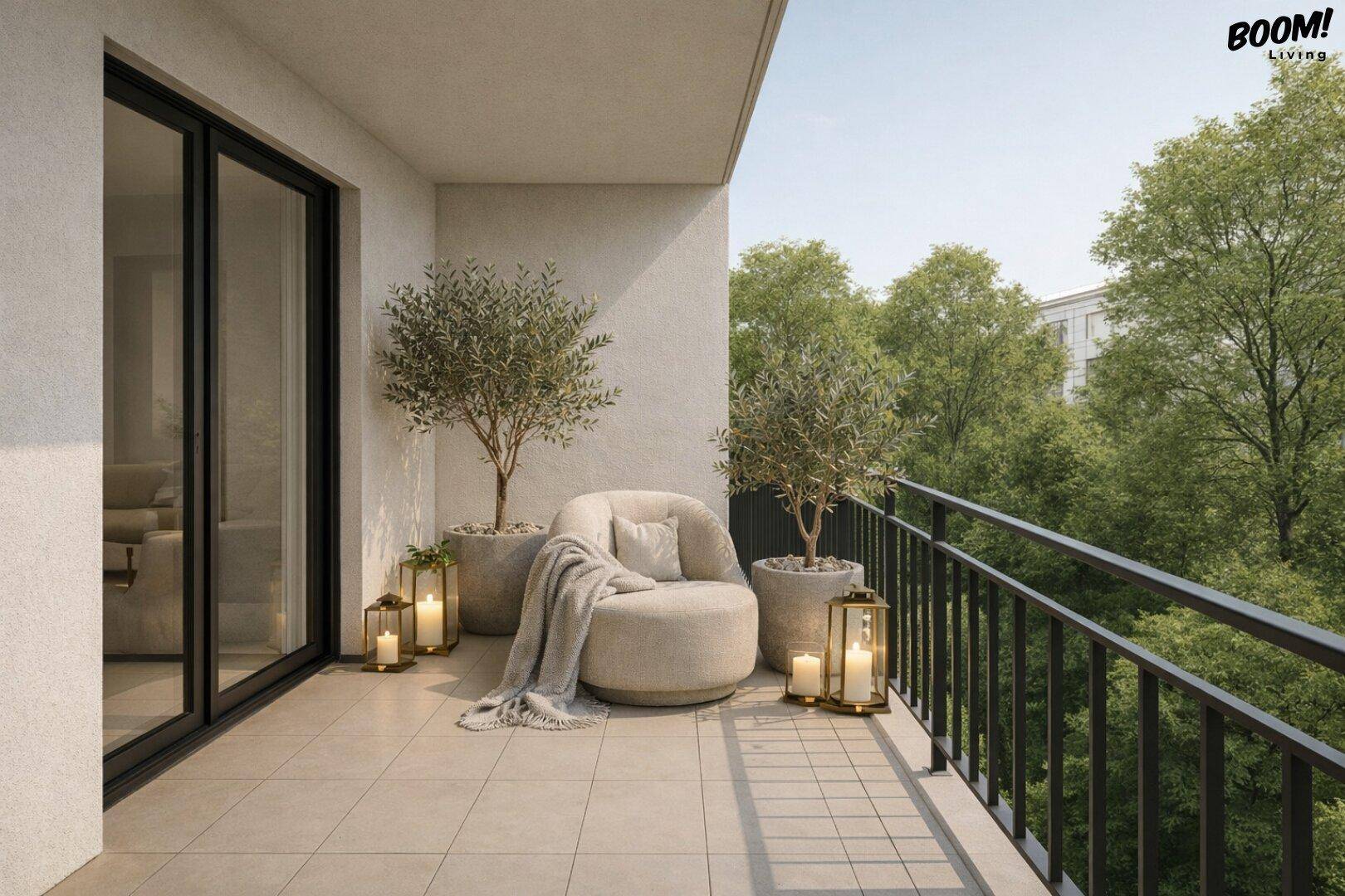 Gemütlicher Balkon mit Sitzgelegenheit und mediterranen Olivenbäumen in Töpfen.