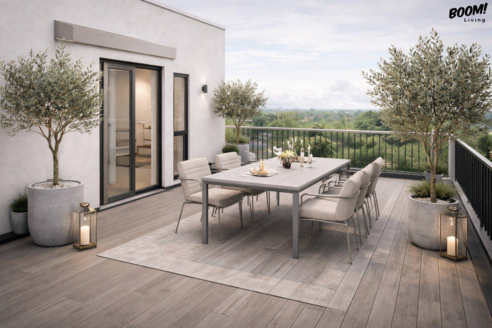 Große Dachterrasse mit Esstisch, Sitzgelegenheiten und weitem Blick über die Landschaft.