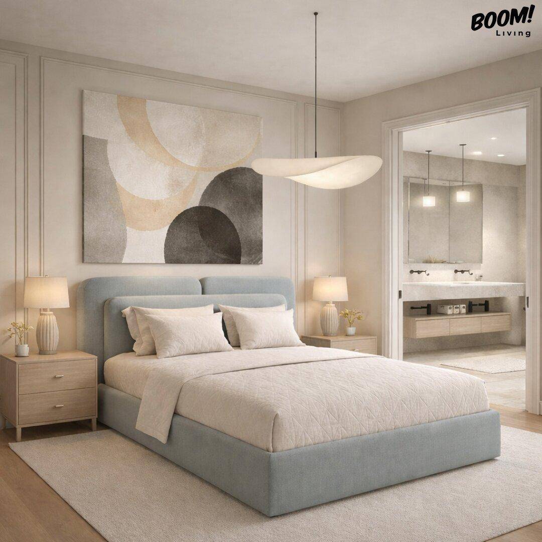 Ruhiges Schlafzimmer mit hellem Holzboden, modernem Bett und direktem Zugang zum Badezimmer.