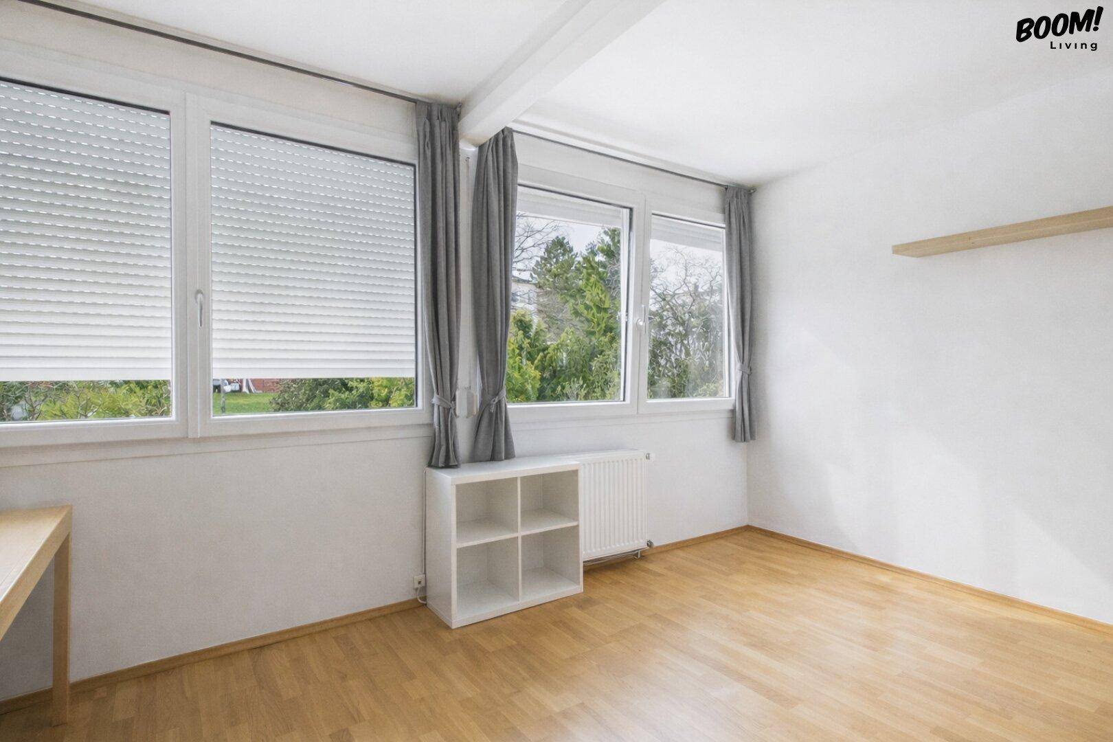 Helles Zimmer mit Holzboden, großen Fenstern und Rollläden, vielseitig nutzbar.