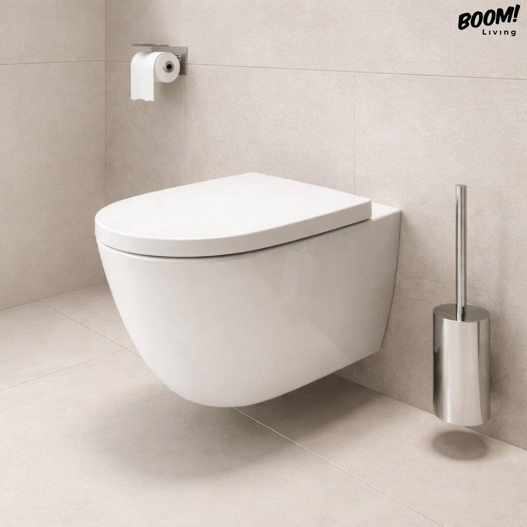 Modernes wandhängendes WC mit minimalistischem Design und hellen Fliesen.