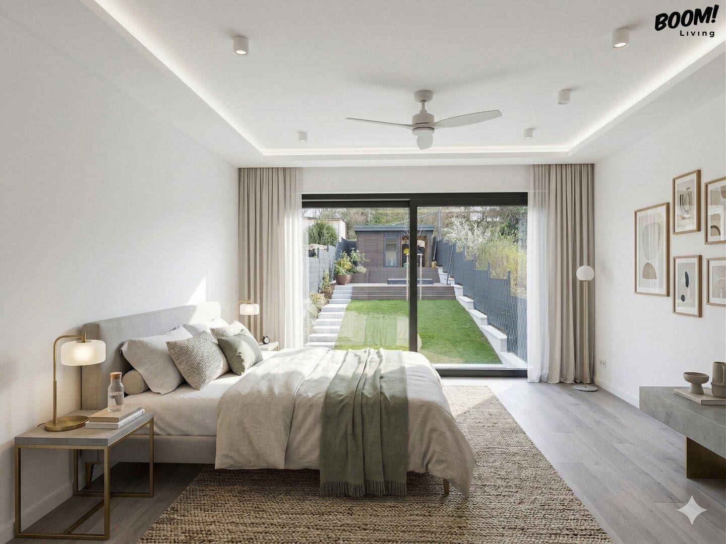 Modernes Schlafzimmer mit großem Bett, Deckenventilator und direktem Zugang zum Garten.