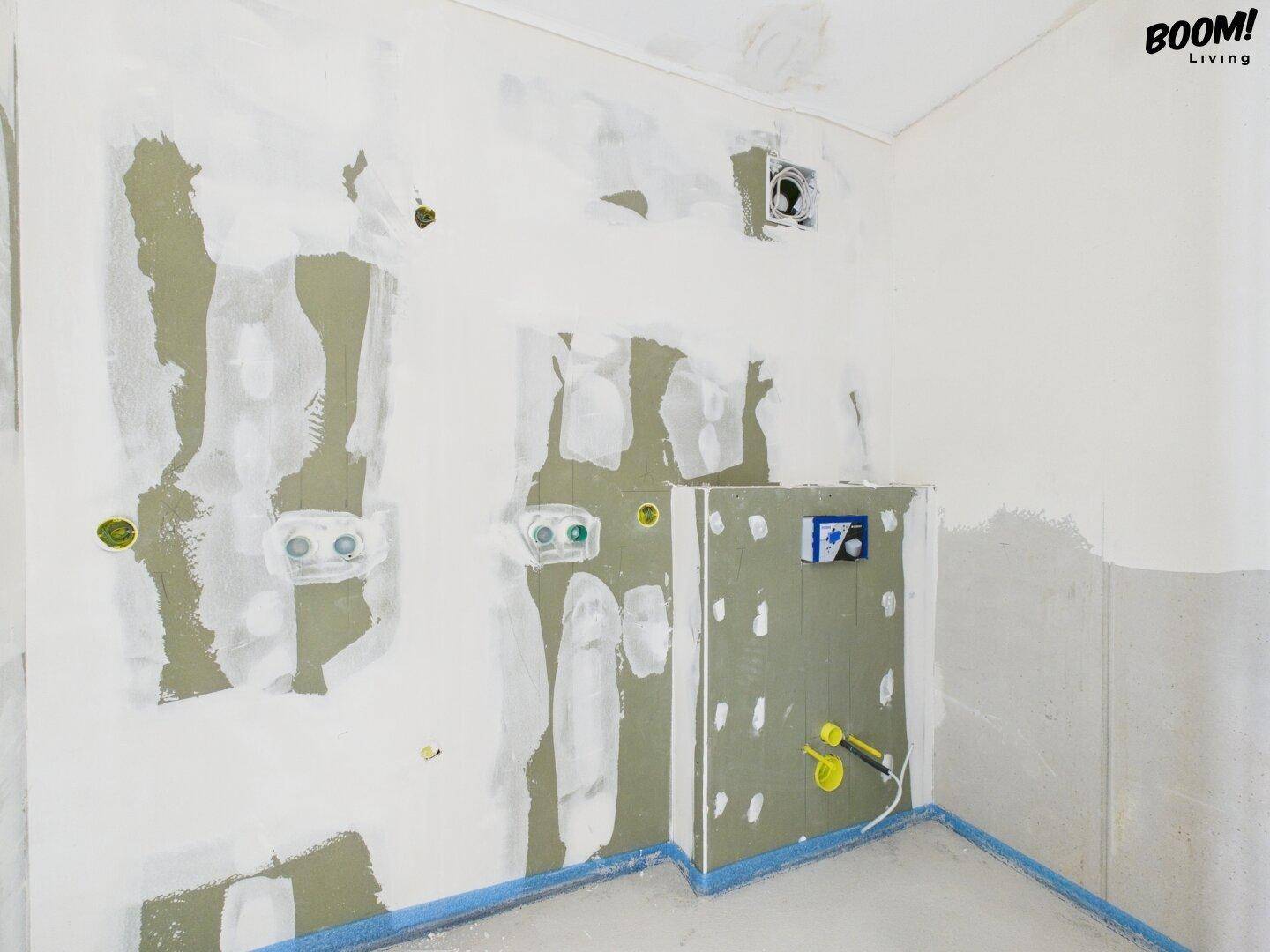 Rohbau eines Badezimmers mit vorbereiteten Anschlüssen für Sanitärinstallationen.