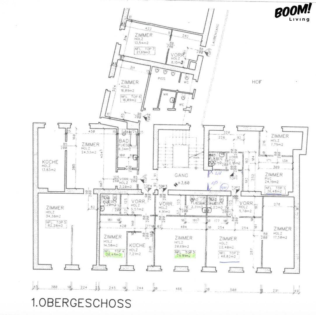 Grundriss des 1. Obergeschosses mit mehreren Zimmern und einem Bad.