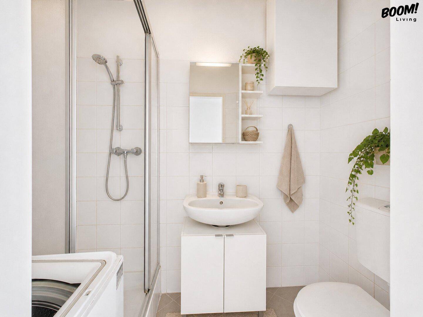 Modernes Badezimmer mit Duschkabine, Waschbeckenunterschrank und weiß gefliesten Wänden.