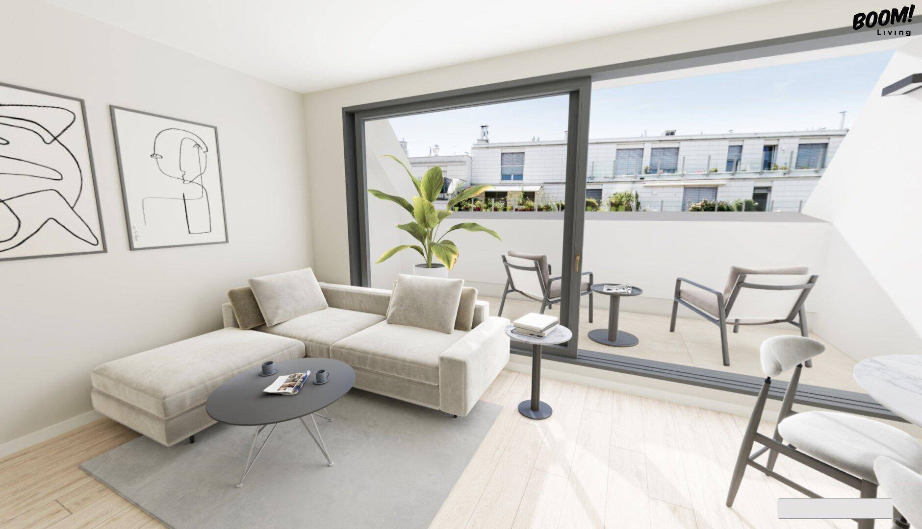 Helles Wohnzimmer mit modernem Sofa, Holzboden und Zugang zu einem möblierten Balkon.