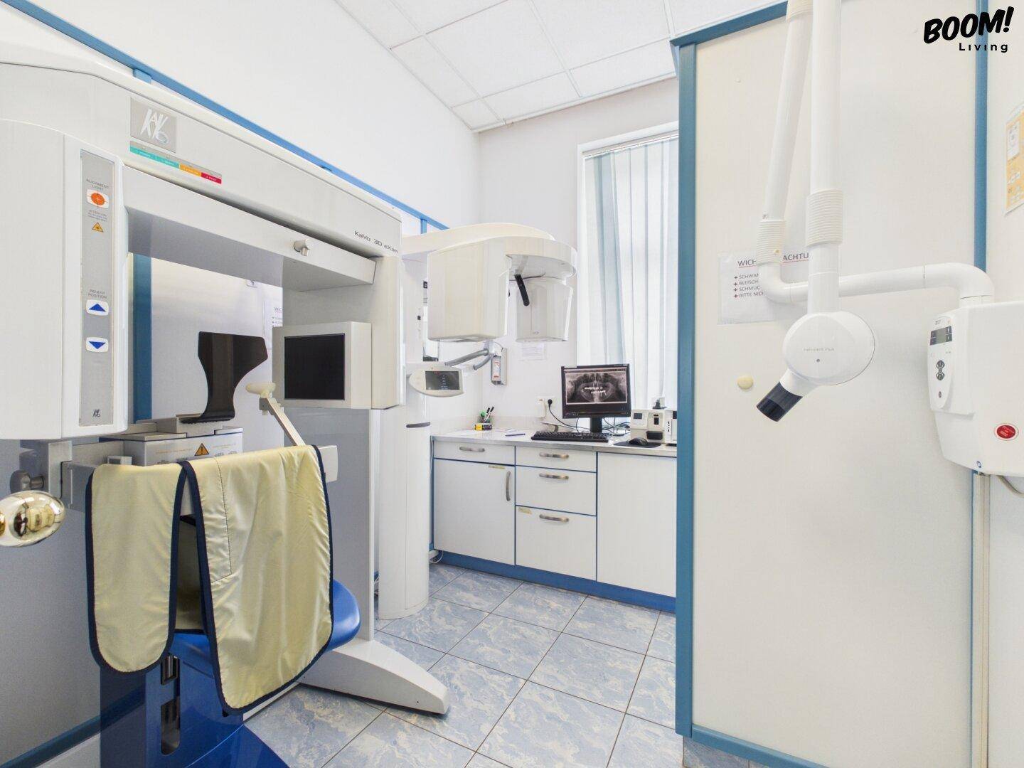 Röntgenraum mit moderner Röntgentechnik und blauen Akzenten, spezialisiert für Diagnostik.
