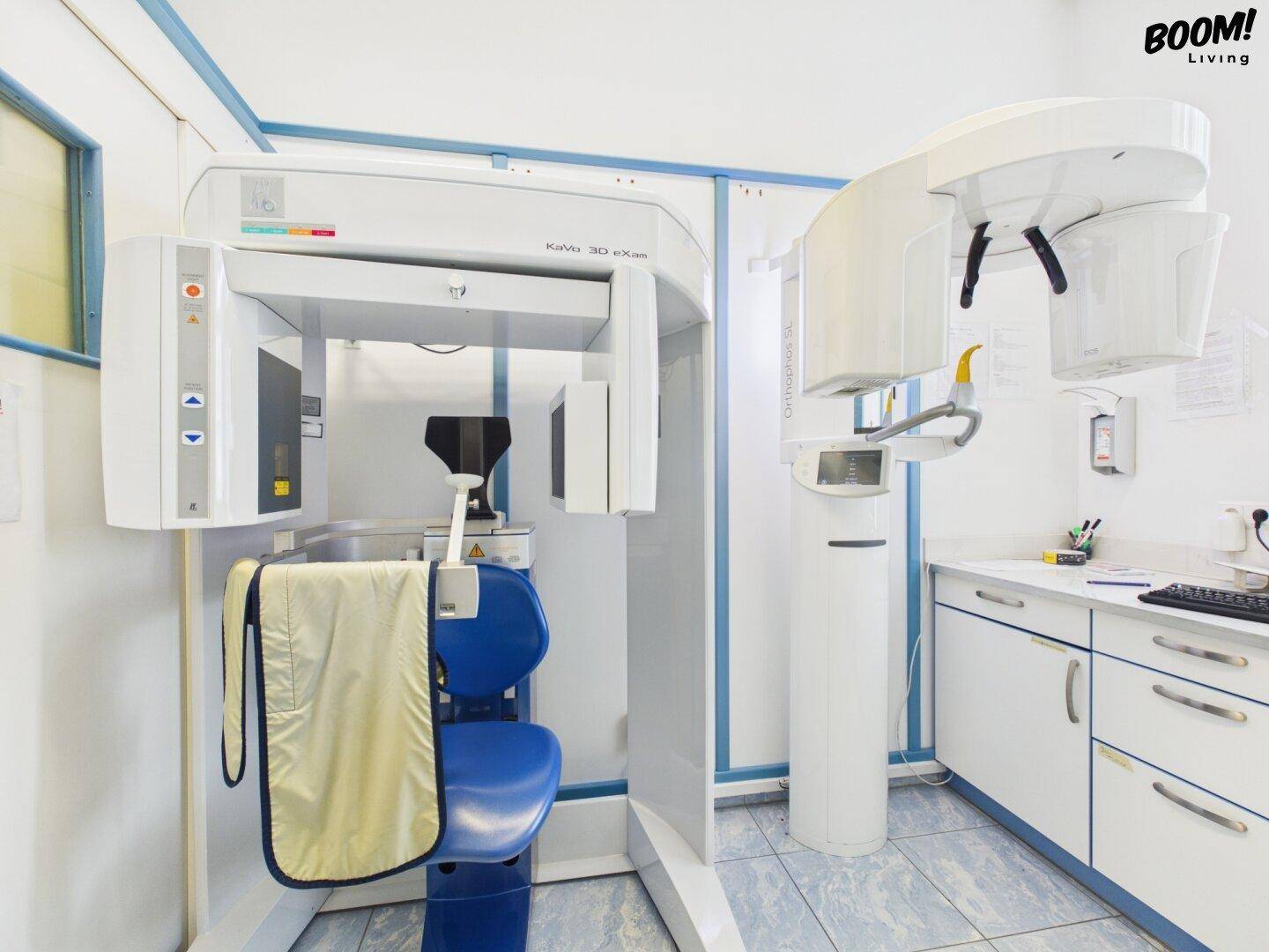Spezialisierter Röntgenraum mit moderner Panorama-Röntgenanlage für zahnmedizinische Diagnostik.