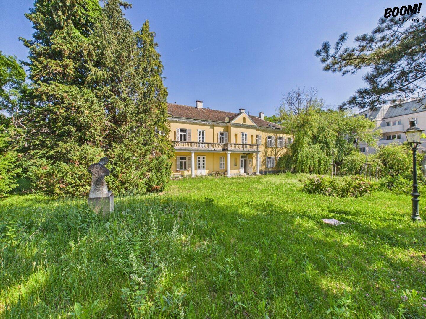 Historische Villa mit großem, sonnigen Garten und altem Baumbestand.