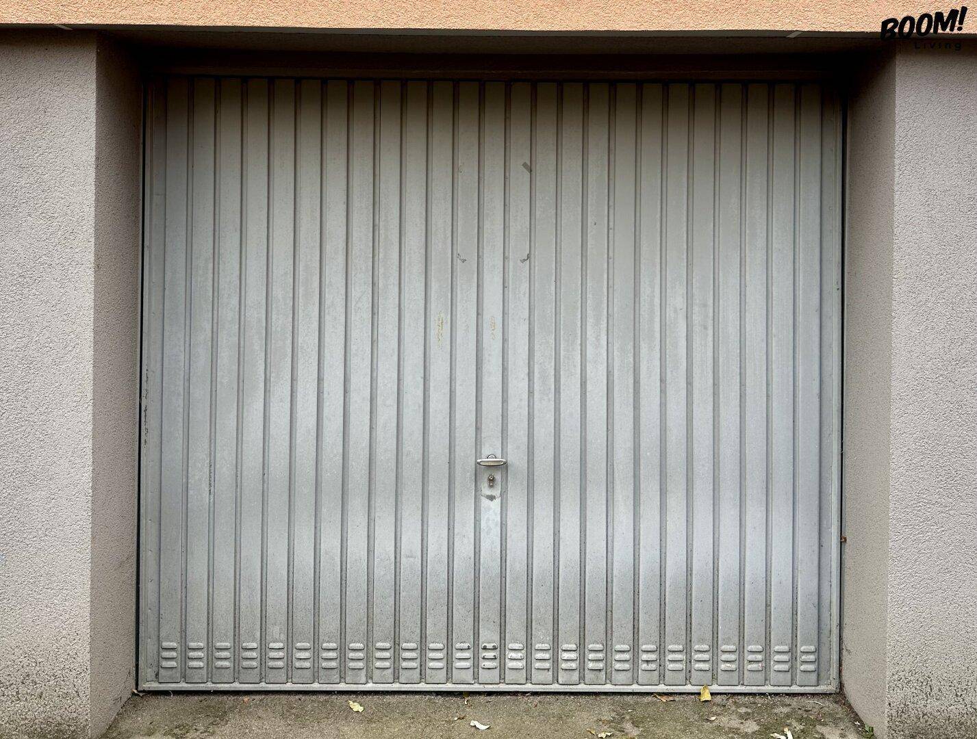 Geschlossenes Garagentor aus Metall, das den Eingang zur Garage verschließt.