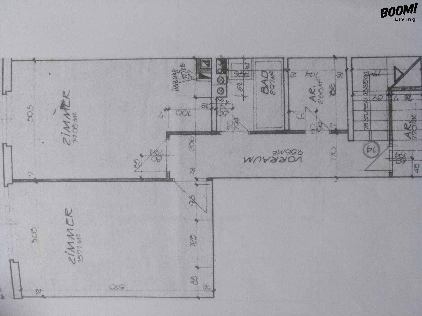 Handgezeichneter Grundriss mit zwei Zimmern, Vorraum, Bad und Abstellraum.