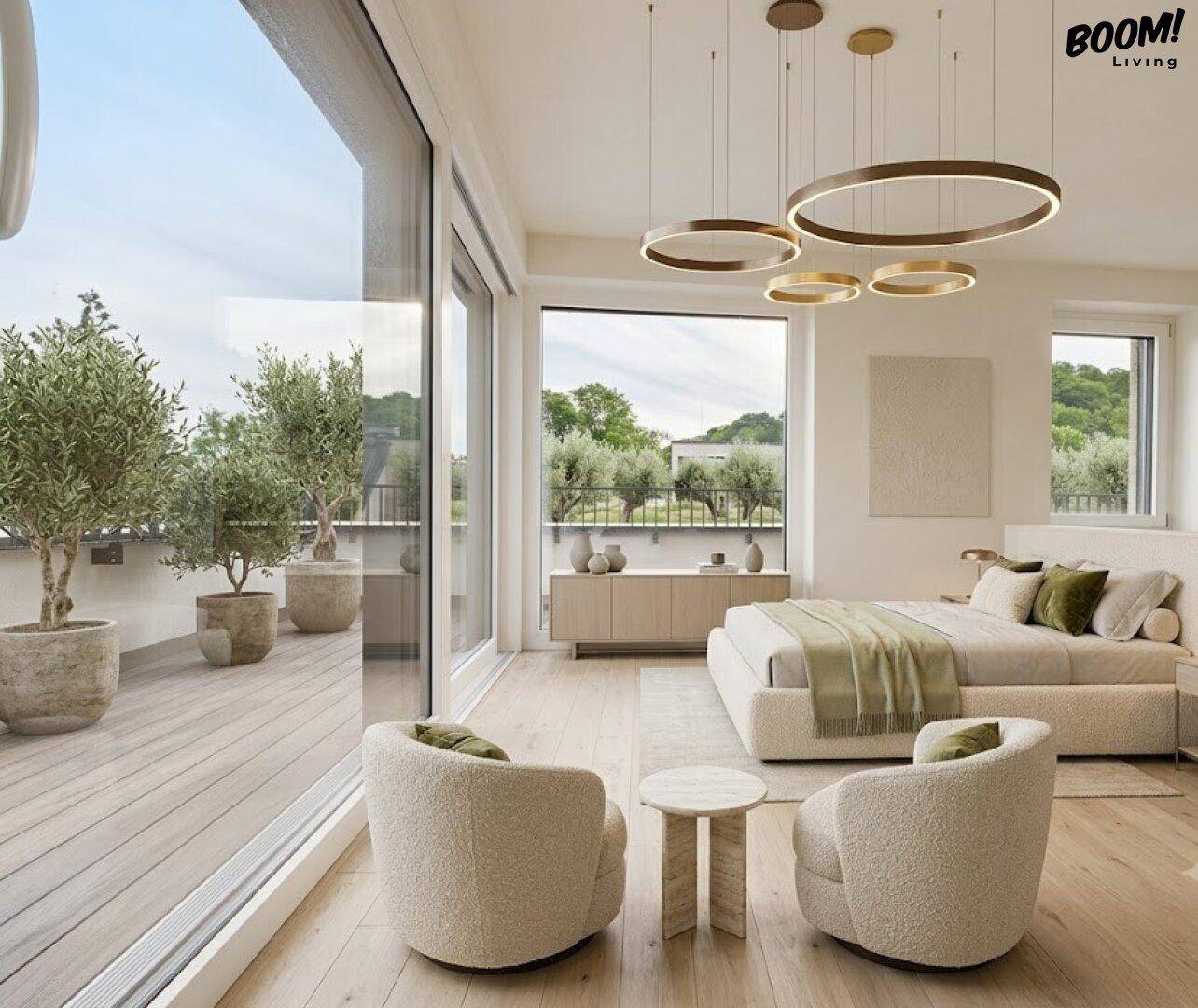 Elegantes Schlafzimmer mit Balkonzugang, großen Fenstern und Blick ins Grüne.
