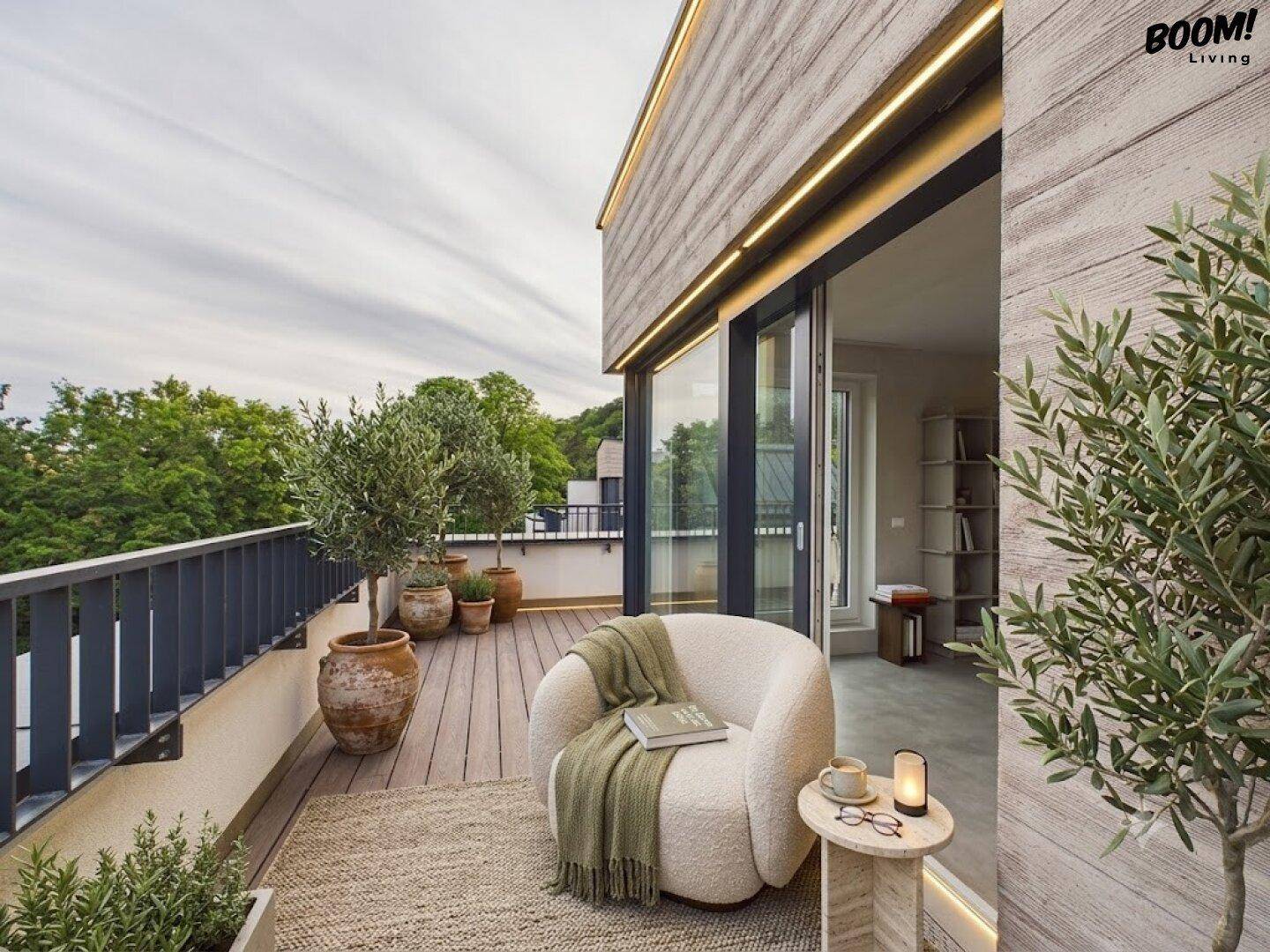Gemütlicher Balkon mit Sitzgelegenheit, Pflanzen und Blick auf die umliegende Natur.