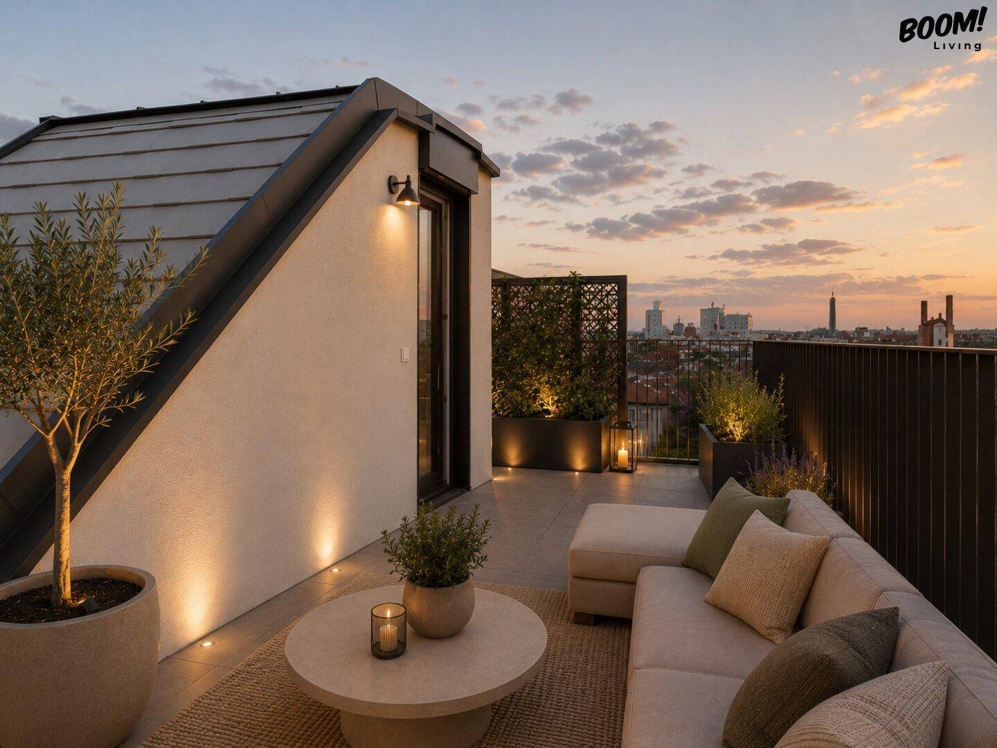 Stilvolle Dachterrasse mit Lounge-Möbeln, Pflanzen und Blick auf die Stadt bei Sonnenuntergang.