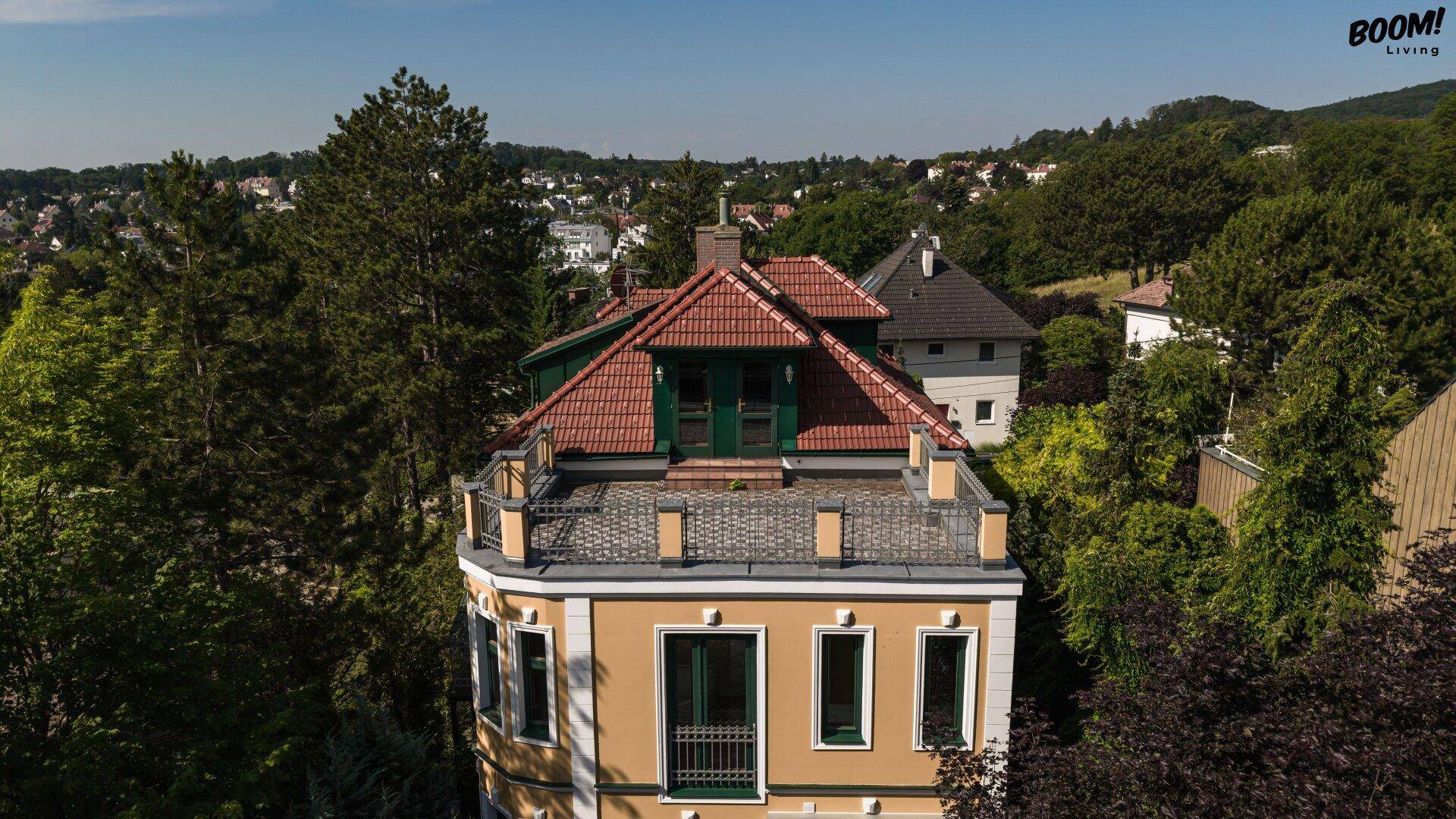 Detailansicht des oberen Teils der Villa mit Dachterrasse und Blick auf die Umgebung.