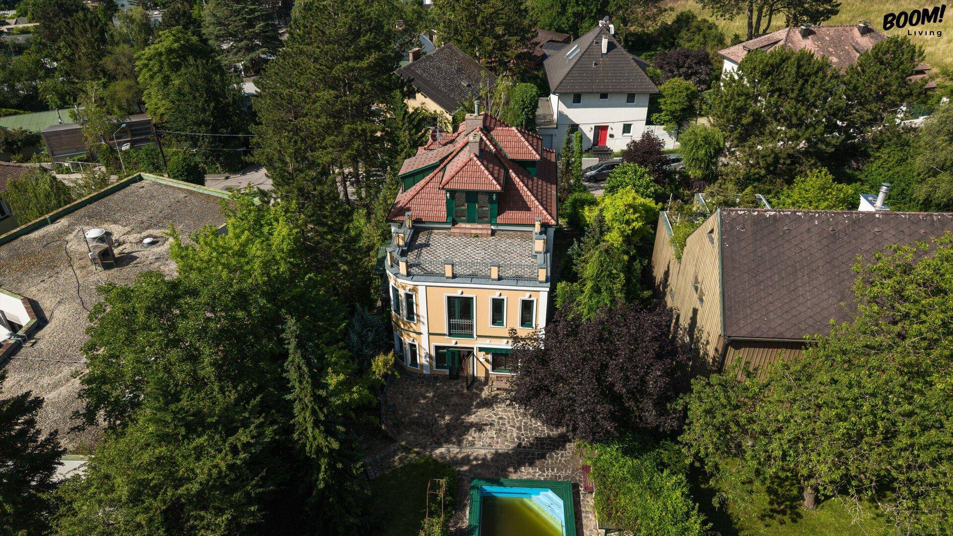 Weitläufige Luftaufnahme der Villa mit Pool und umgebender Natur.