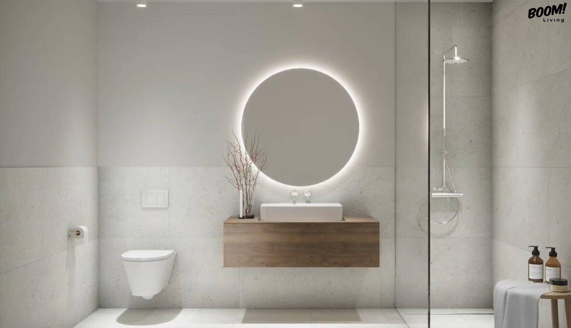 Modernes Badezimmer mit minimalistischem Design, beleuchtetem Spiegel und begehbarer Dusche.