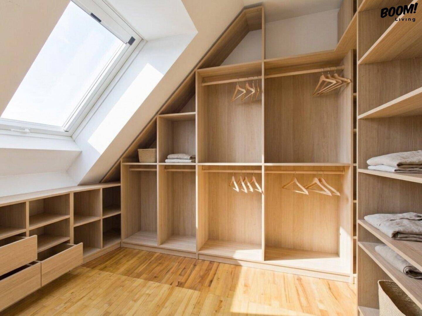 Geräumiger begehbarer Kleiderschrank im Dachgeschoss mit viel Stauraum und Dachfenster.