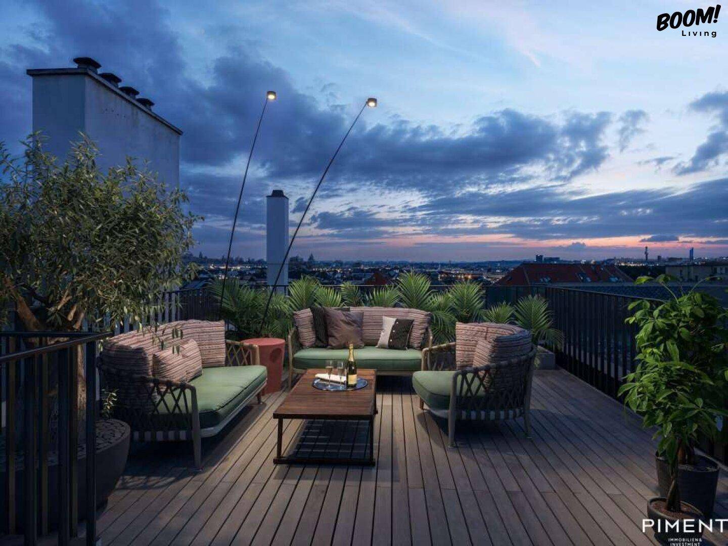 Stimmungsvolle Dachterrasse am Abend mit bequemen Lounge-Möbeln und Stadtblick.