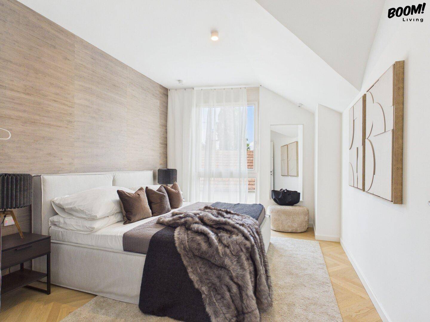 Gemütliches Schlafzimmer mit Holzwand, großem Bett und Dachschrägenfenster für viel Licht.