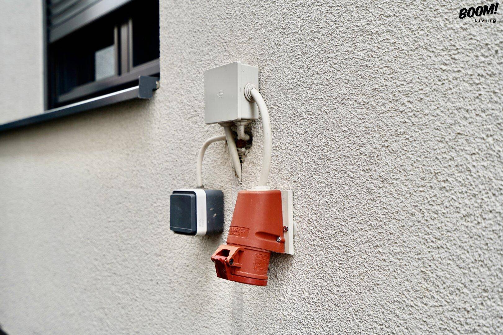 Nahaufnahme von externen Steckdosen an der Hauswand für den Außenbereich.