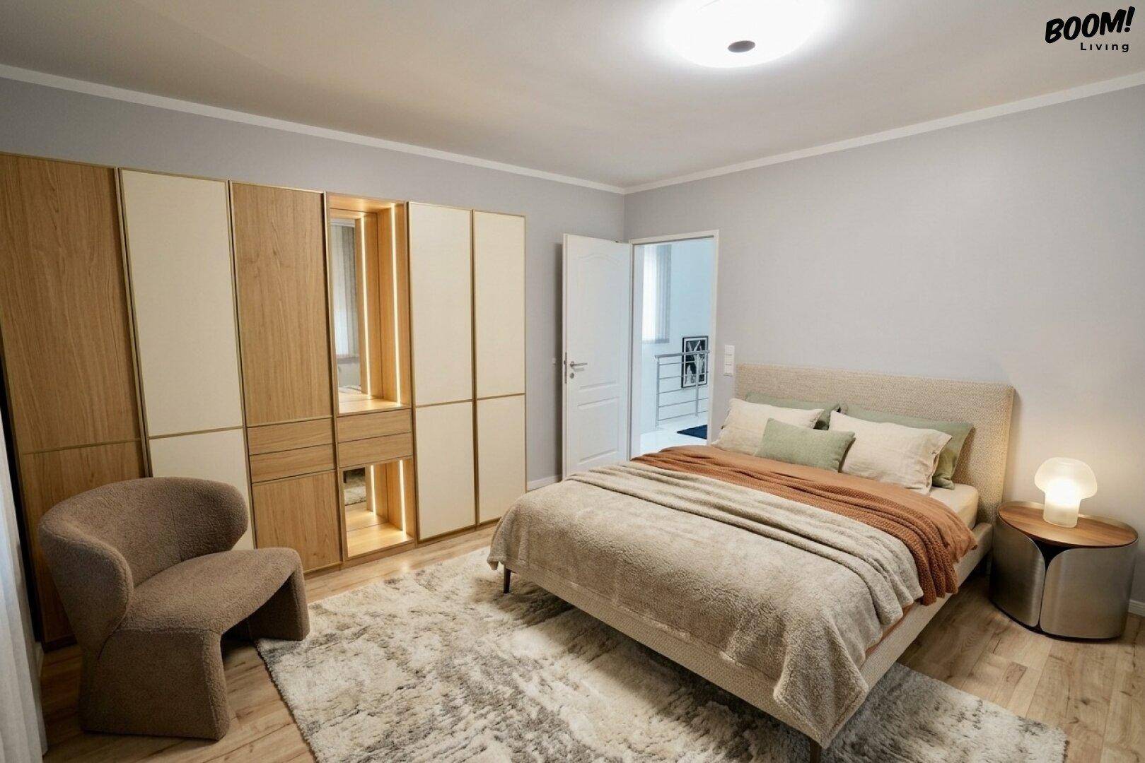 Modernes Schlafzimmer mit Doppelbett, großem Einbauschrank und gemustertem Teppichboden.