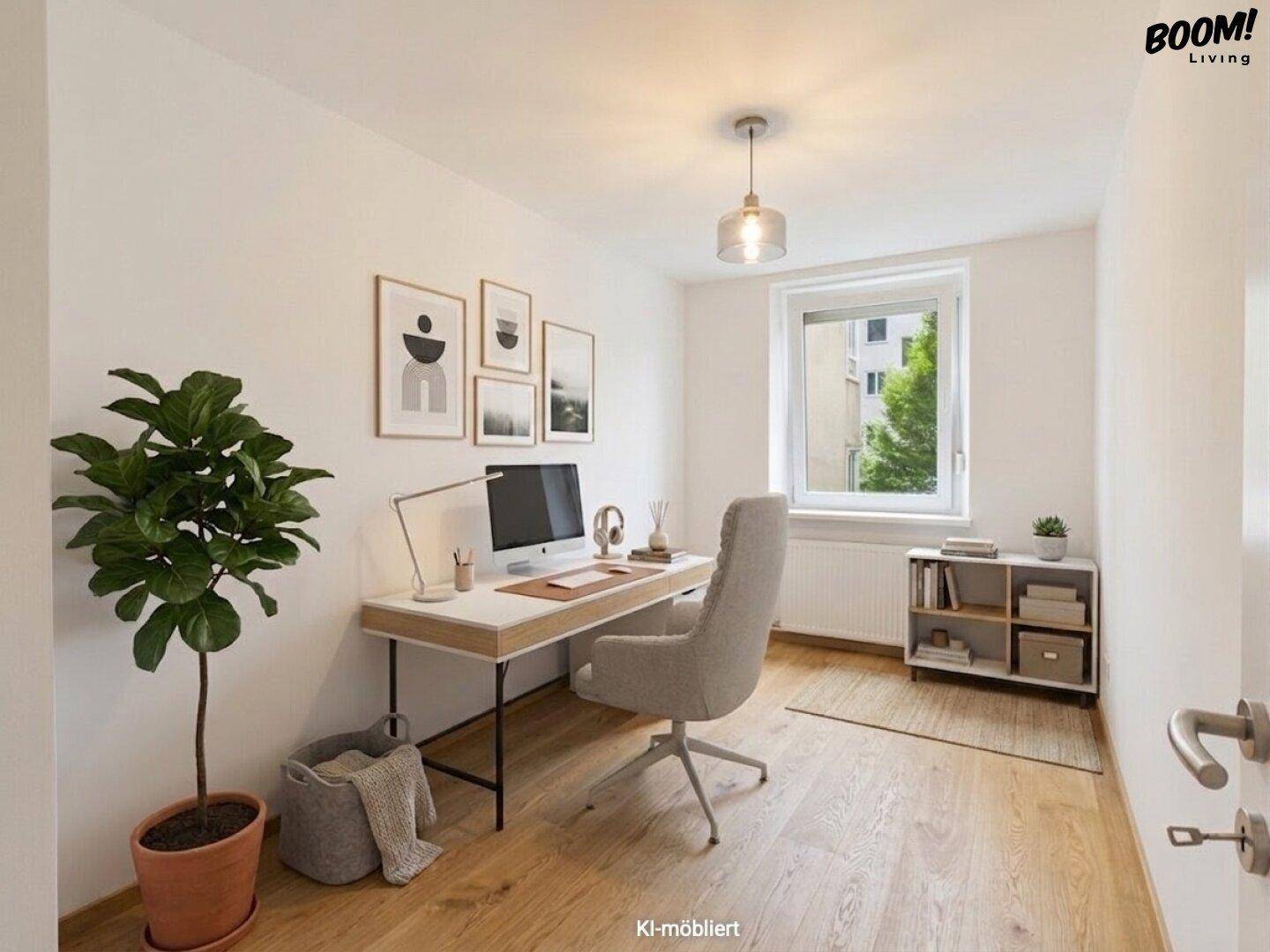 Helles Arbeitszimmer mit Holzboden, modernem Schreibtisch und Blick ins Grüne durch das Fenster.