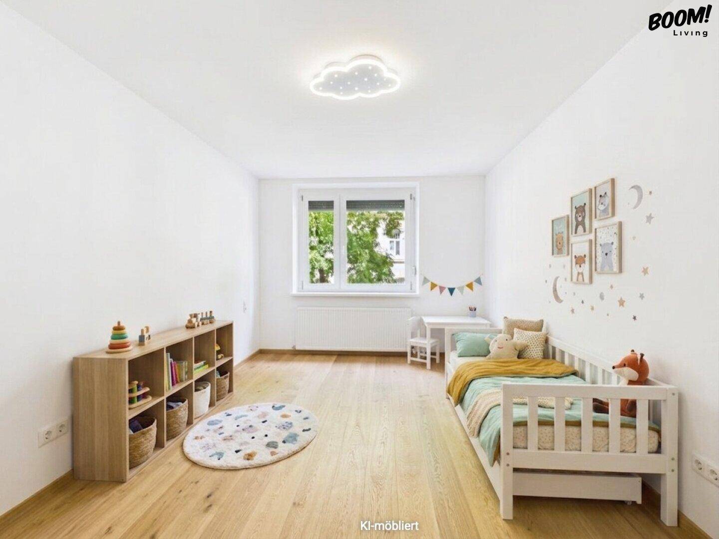 Freundliches Kinderzimmer mit Holzboden, verspielter Dekoration und viel Tageslicht.