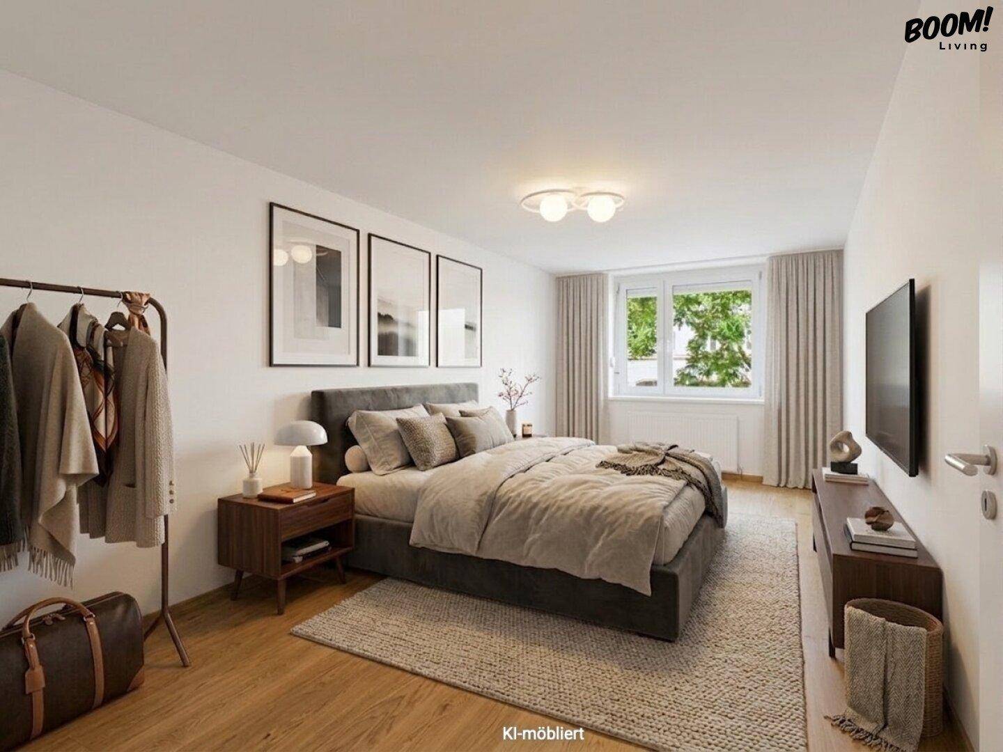 Geräumiges Schlafzimmer mit Doppelbett, Holzboden und großen Fenstern für viel Tageslicht.